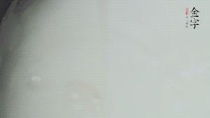 將浸泡了30分鐘的米放入電飯煲中，在水中加入半勺油。