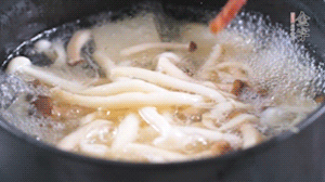 依次放火腿、豆腐，加水大火燒開，小火燉煮20分鐘，出鍋前撒上蔥花即可。