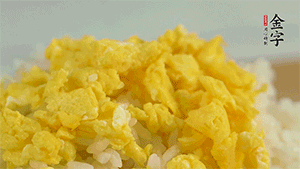 將雞蛋碎、西蘭花碎和放涼的米飯混合，用少許鹽、橄欖油調(diào)味。