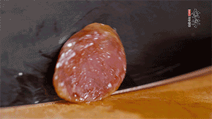 金字火腿肉香腸上鍋蒸15分鐘，切片備用。