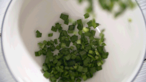 韭菜洗凈，切粒。