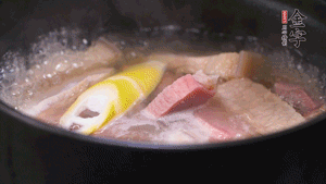 火肉、豬肉加料酒、清水大火煮開后，加入春筍小火慢燉40分鐘，出鍋前撒蔥花即可。