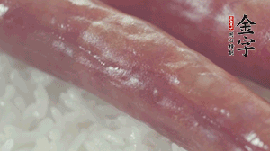 關(guān)上蓋子，煮到米飯露出時。