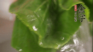 小青菜從根部掰開，分別洗凈。