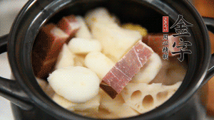 加水沒過食材，加料酒大火煮沸后，再小火燉煮1小時(shí)。（如果沒有砂鍋小火燉煮，用電飯煲的煮湯功能、高壓鍋也是可以的。）