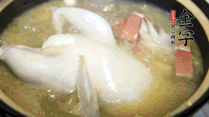 煮沸時(shí)加入蟲草花、香菇、紅棗，以料酒調(diào)味繼續(xù)小火燉煮1小時(shí)左右。