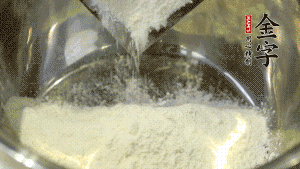【油皮】1．將油皮材料放入料盆中，緩緩加100ml水，攪拌成雪花片狀。在案板上反復(fù)揉搓成有一定筋度的光潔面團，搓成12個團子。