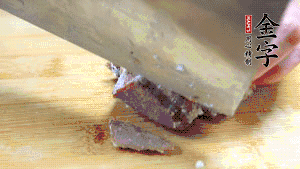 金字鹵牛肉打開(kāi)包裝，把牛肉切成片狀。（眼見(jiàn)為實(shí)，用一整塊牛肉鹵制的鹵牛肉哦，牛肉的香氣感覺(jué)撲鼻而來(lái)有木有?。。。?>
					</div>
					<span>步驟 6/7</span>
					<p>金字鹵牛肉打開(kāi)包裝，把牛肉切成片狀。（眼見(jiàn)為實(shí)，用一整塊牛肉鹵制的鹵牛肉哦，牛肉的香氣感覺(jué)撲鼻而來(lái)有木有?。。。?/p>
				</li><li>
					<div   id=