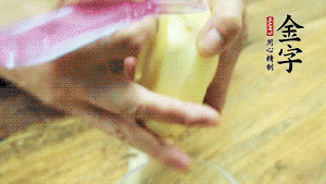將食材洗凈，茄子、土豆切滾刀塊。