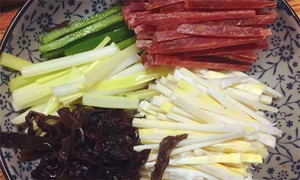 黑木耳泡發(fā)，黑木耳、韭黃、雷筍、青椒切成絲。