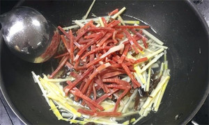 火腿絲、筍絲、黑木耳絲汆水后，瀝干。