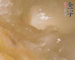 沸騰后撈出蔥結(jié)，小火燉45分鐘，加山藥再燉15分鐘。