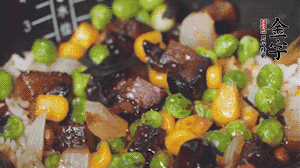 出鍋前加蠔油、生抽調(diào)味，撒點熟白芝麻即可。