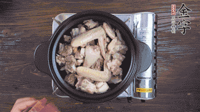 將雞肉塊、火腿、料酒、姜一同放入在燉鍋中，加冷水大火煮開后，小火燉煮40分鐘。