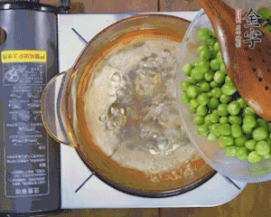 豌豆粒焯水30秒，過涼水。