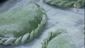 【制作】2.蒸架上墊浸濕的屜布，再放上清明果，大火蒸10~15分鐘，完成，出鍋啦！