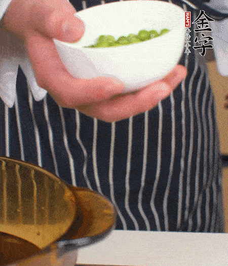 胡蘿卜、豌豆和干花菇焯水。