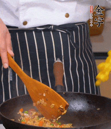 加咖喱塊、少許鹽、白糖調(diào)味，炒至咖喱塊融化后，倒米飯，翻炒至每粒米飯都包裹上咖喱，再放黃椒、青椒粒，出鍋前加菠蘿粒和小蔥翻拌均勻。