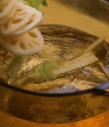 把玉米筍（對(duì)半切開）、西芹（切斜片）、蓮藕（切片），放入開水鍋內(nèi)，加點(diǎn)少許鹽、油，汆燙2分鐘。