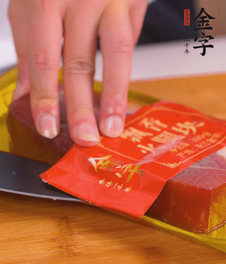 金字火腿切片，生姜切絲，蔥白切末。