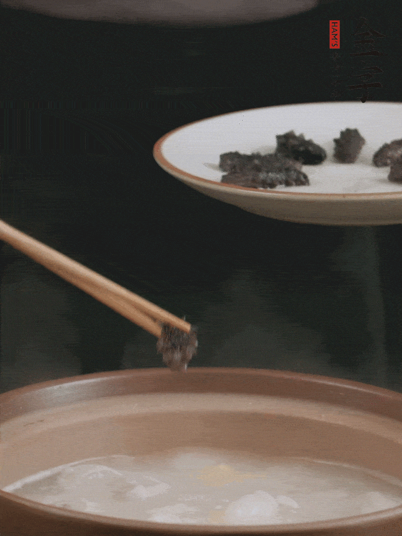 期間雞湯燉到80分鐘時(shí)，加小海參再燉10分鐘。