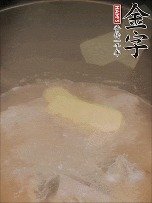 排骨洗凈，加生姜、黃酒焯水，溫水洗凈備用。