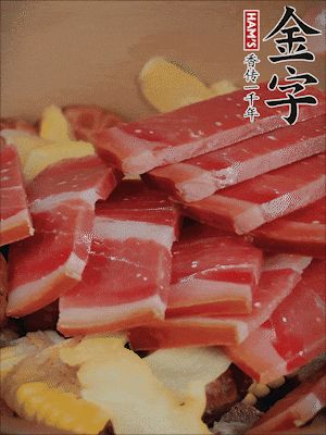 除鮑魚外的所有材料放進(jìn)鍋里，加清水、姜、黃酒，大火燒開，轉(zhuǎn)小火煲90分鐘。