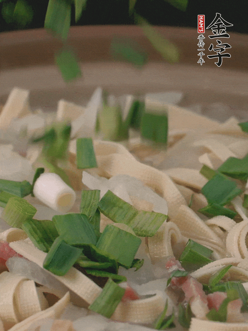 撒點(diǎn)蒜葉。