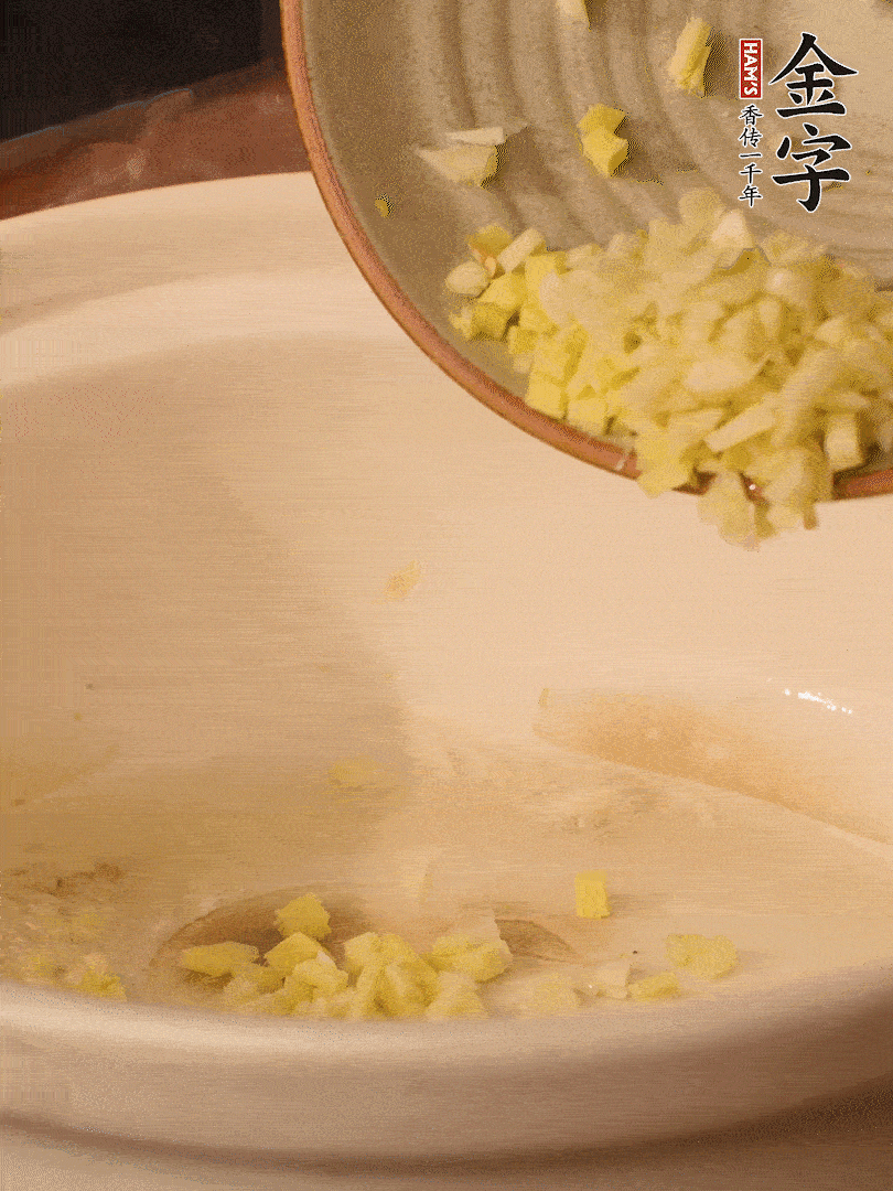 熱油下鍋，姜爆香。下冬瓜略微翻炒。