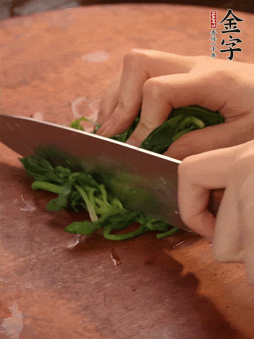 晾涼拽干水份，切碎備用。