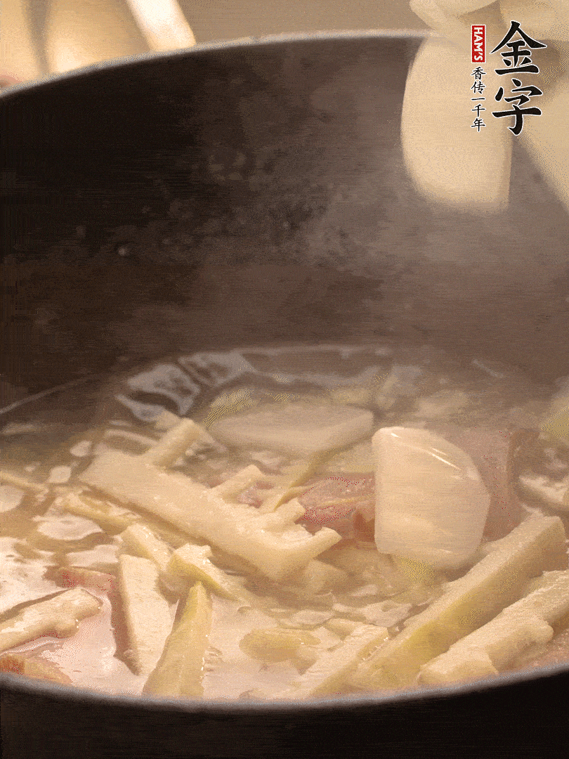 加一點開水后，放年糕燜2分鐘至軟。