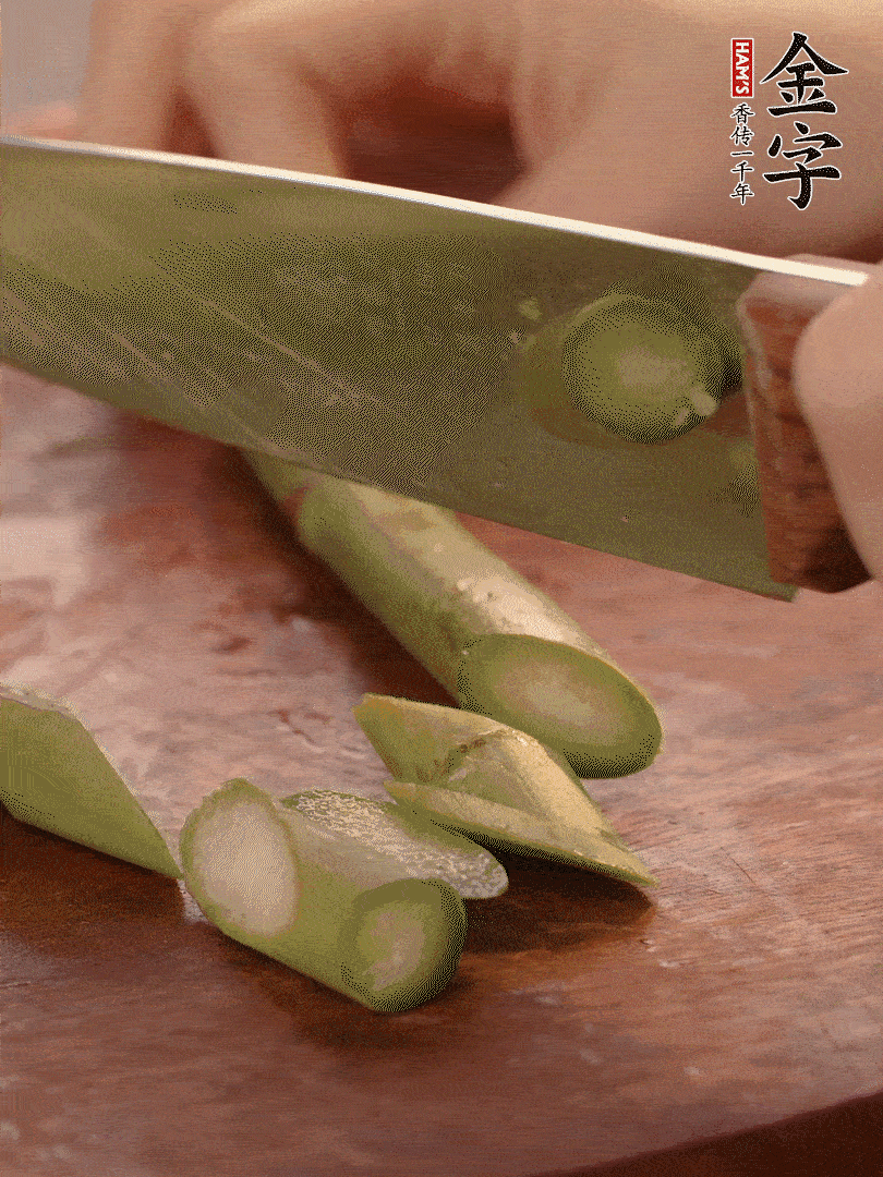 蘆筍去掉底部老的部分，斜切成段。白玉菇去掉根部，日本豆腐切成圓厚片。