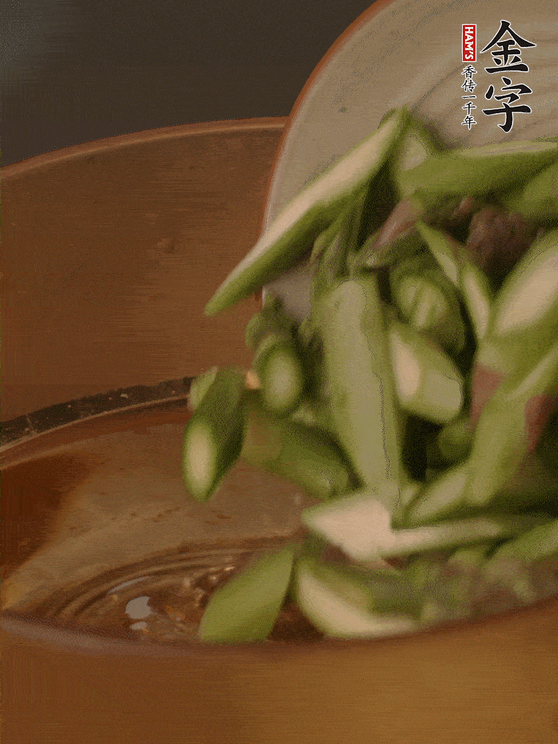 蘆筍、白玉菇焯水30秒備用。