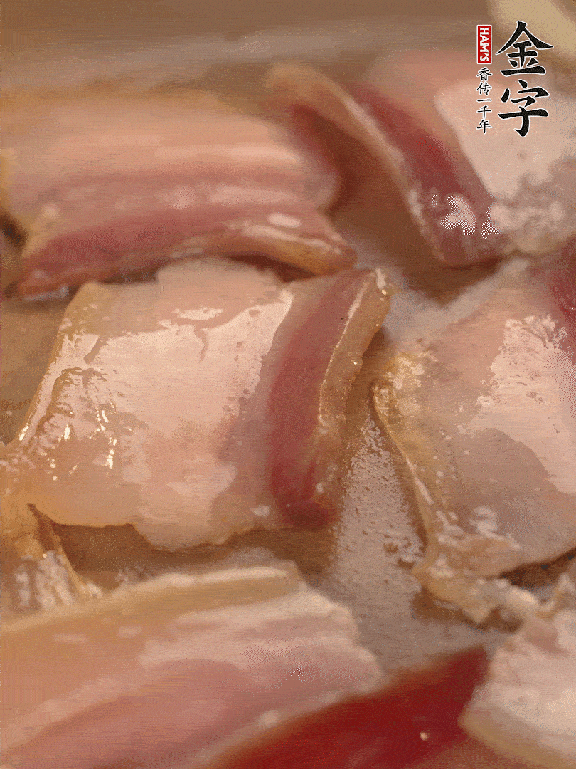 鍋中熱油煸香大蒜、咸肉。