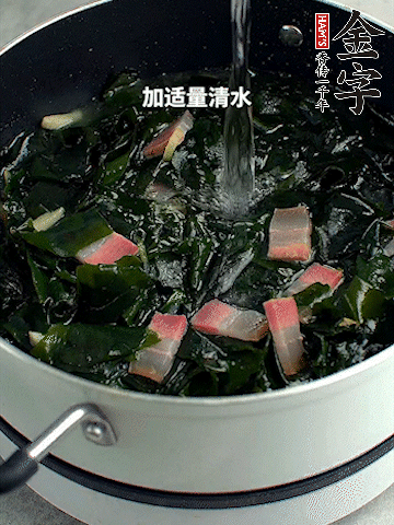 放入泡發(fā)好的裙帶菜翻炒一下，加適量清水燉煮。