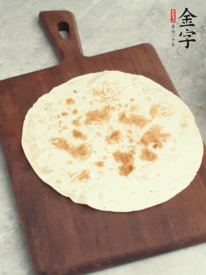 食材依次鋪在卷餅皮上，卷起來。