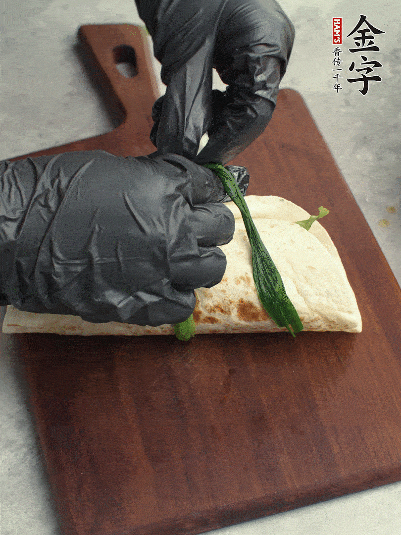 用焯過水的小蔥打結(jié)。