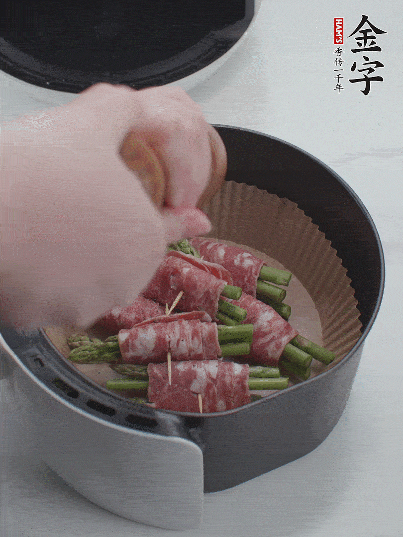 在培根卷上撒點(diǎn)黑胡椒碎。