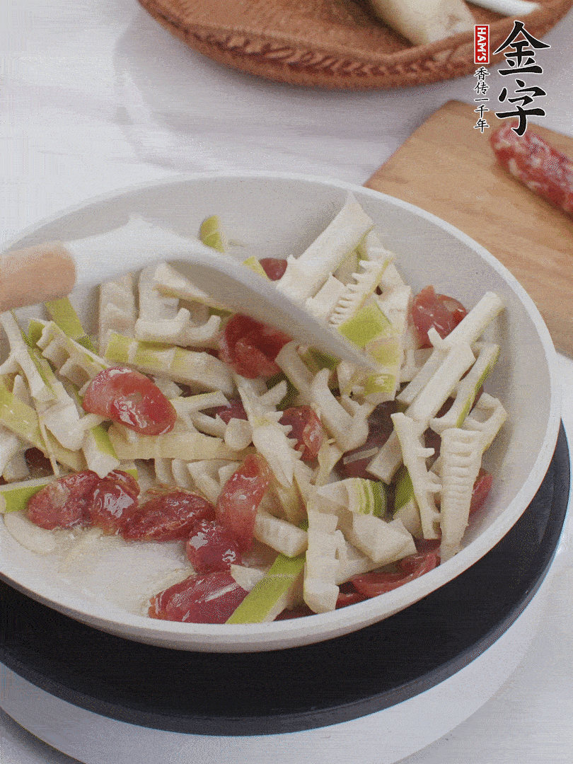 下春筍翻炒均勻，一小撮鹽調(diào)味。