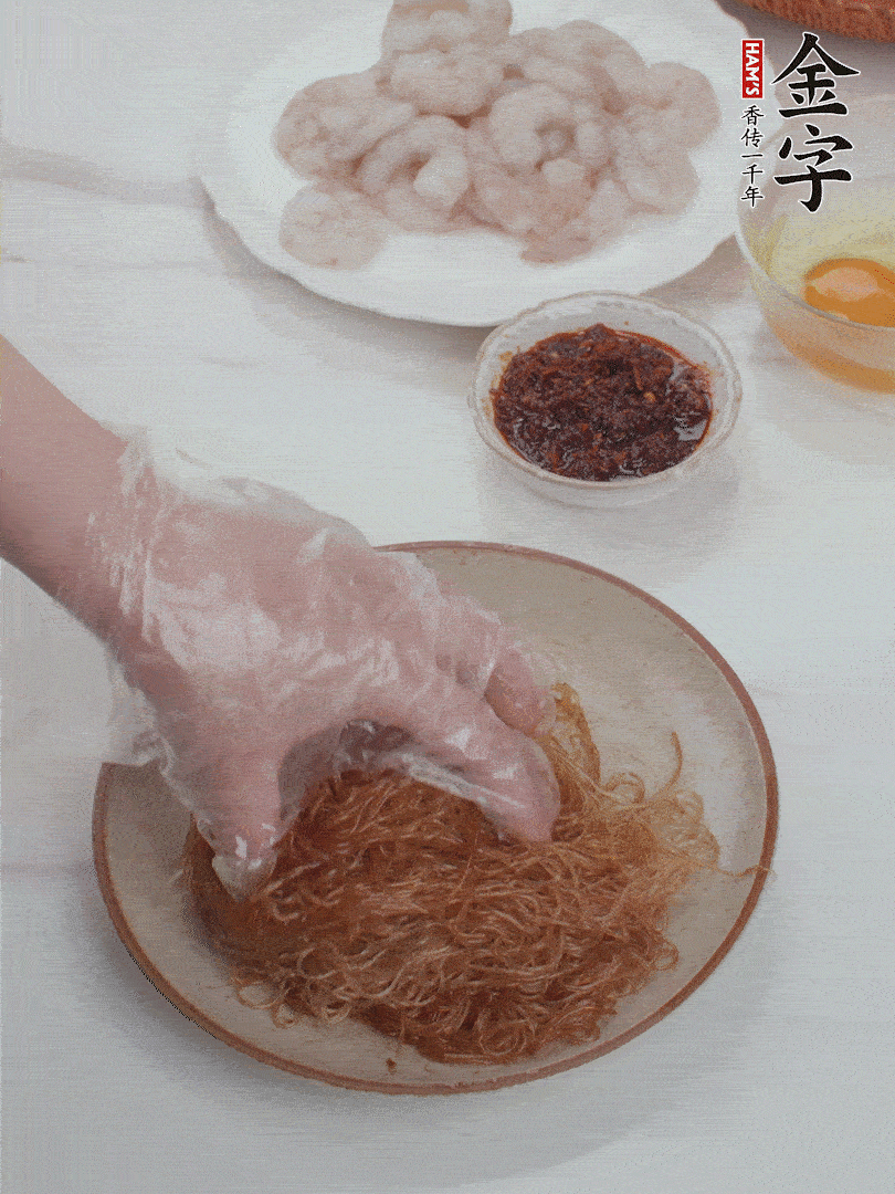 粉絲泡軟后，入沸水煮10秒，撈出后加1/2勺老抽、1/2勺食用油挑松。