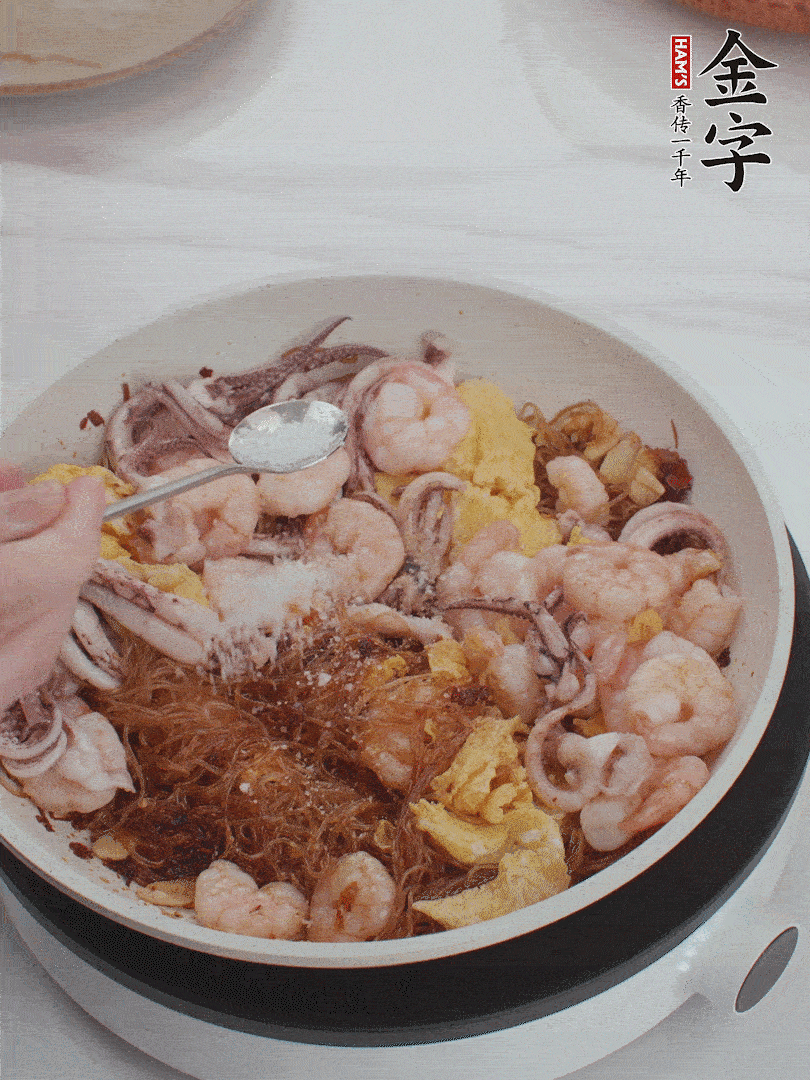 加雞蛋，蝦仁，魷魚混合。