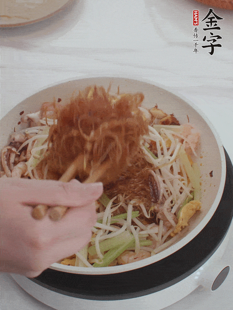 放焯好水的香芹、豆芽翻炒挑松。