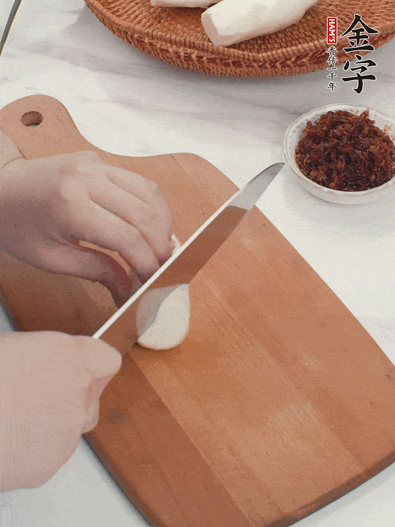 茭白剝殼，洗凈后切滾刀塊。