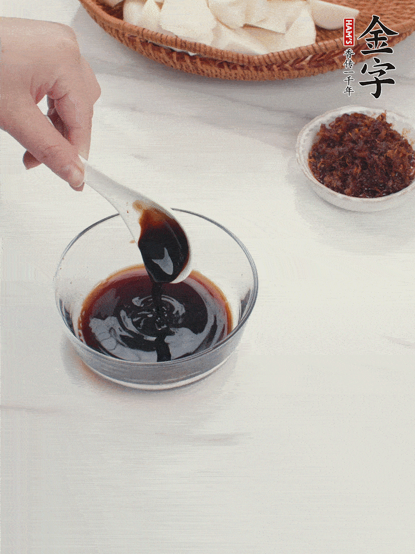 將生抽、老抽、黃酒和白砂糖在小碗里調(diào)成味汁。