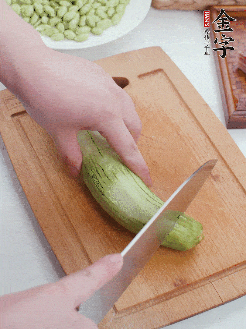 絲瓜去掉外皮，去掉兩端，切成滾刀塊。