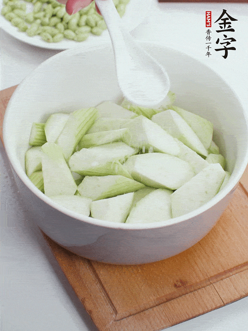 水中加1勺鹽浸泡，防止變黑。