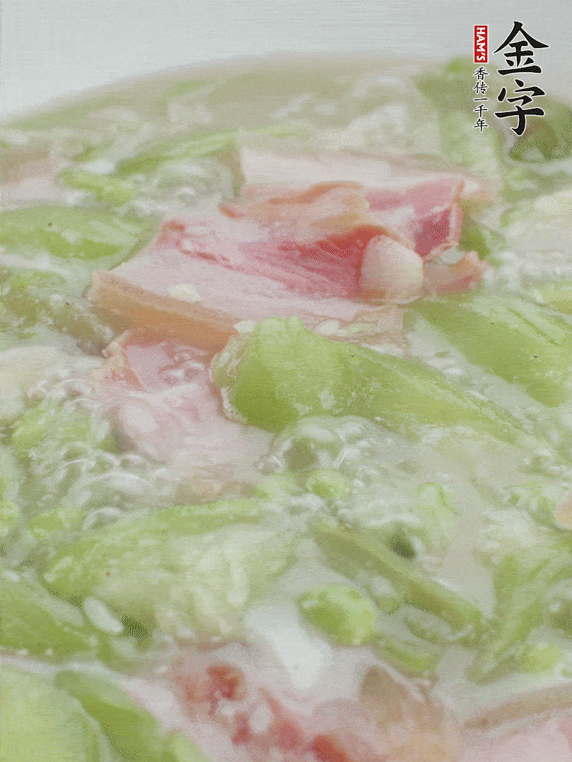 加一點熱水、白胡椒粉、雞精翻炒1分鐘。