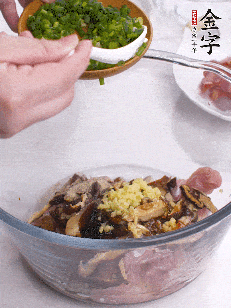 雞肉、香菇混合，加清水1/3杯、料酒1勺、蠔油1勺、鹽1勺、糖1/4勺、白胡椒1/4勺、食用油1勺、香油1/4勺、姜末、蔥花，攪拌均勻腌制2小時。