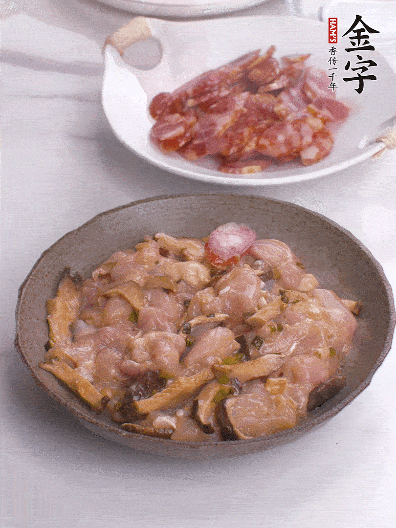 腌制后，雞肉中加淀粉1勺，頂部碼上香腸片。