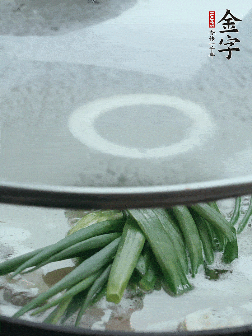 加蔥結(jié)去腥，大火開后中火燒20分鐘。
